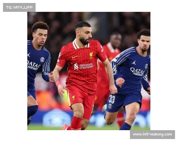 巴黎圣日耳曼主场战胜昂热后展示三冠王奖杯 多纳鲁马确认出席颁奖仪式